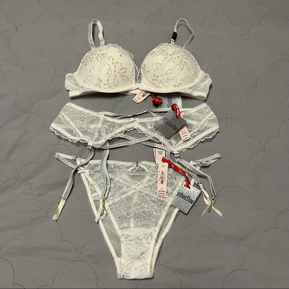 Victoria’s Secret Fashion Show set plus limited edition necklace with charm. NWT - Picture 2 of 16